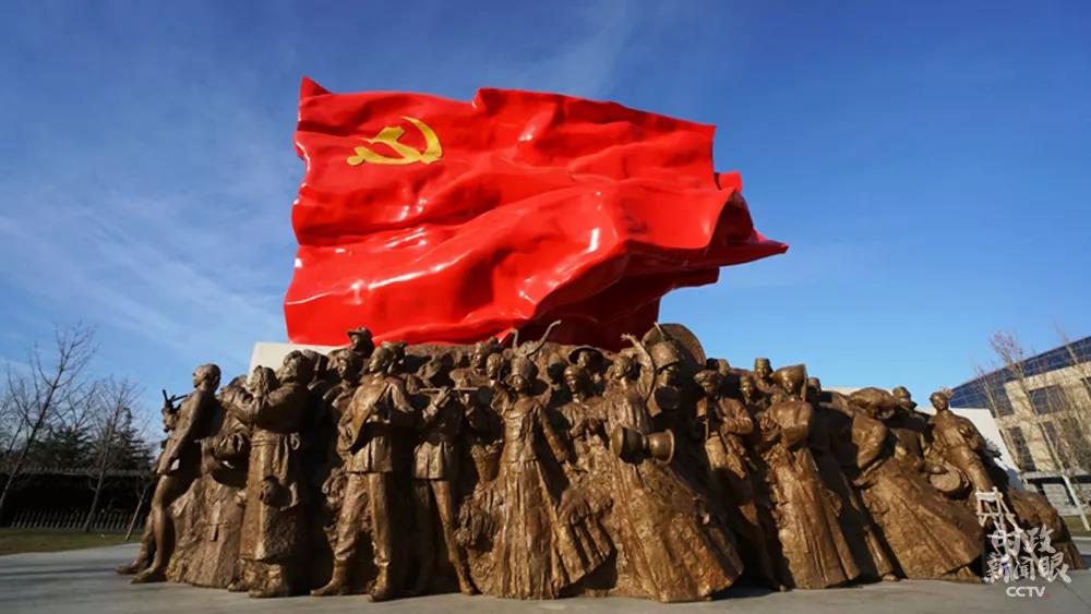 △坐落于中央党校的大型组雕《旗帜》,刻画了中国特色社会主义建设者昂扬的精神风貌。(来源:中央党校官网)